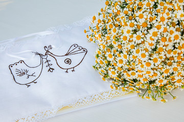 Bouquet da sposa composto da margherite vicino al simbolo delle pavoncelle