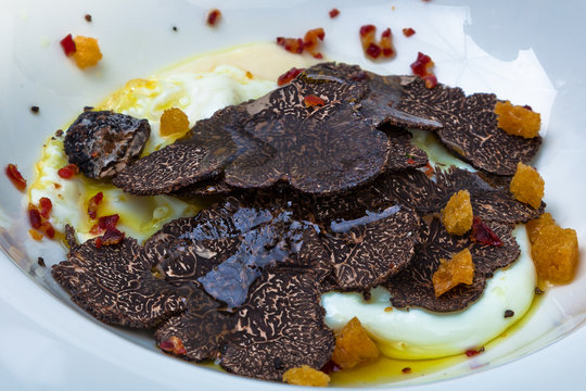 Huevo trufado (tuber melanosporum pico)  sobre pure de coliflor y patata, jamon crujiente y aceite de oliva