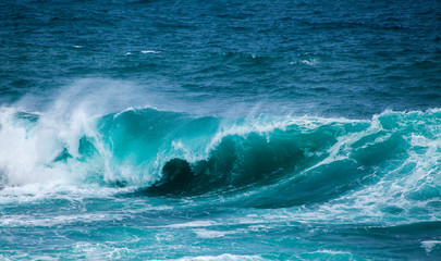 ocean waves breaking