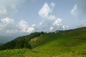 Obraz premium Wooden hut in the Carpathian Mountains