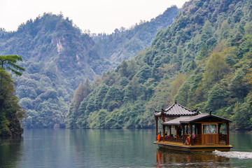 Fototapeta na wymiar Boat on Baofeng Lake
