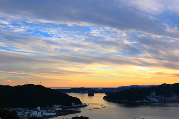 Obraz premium 夕焼けに染まっていく浦戸湾（高知市）