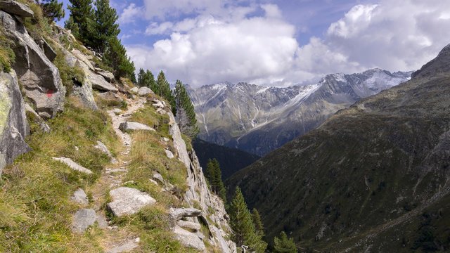 Wanderpfad oberhalb des Rainbachtals