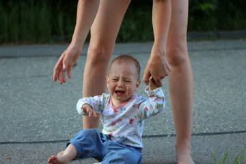 Kind ist hingefallen und weint