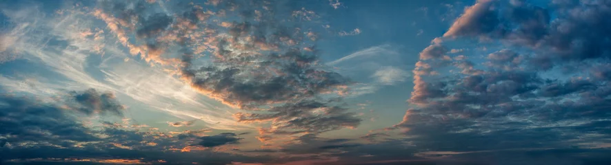 Poster Im Rahmen Panorama Abendhimmel mit blauen, weißen und orangefarbenen Wolken © Sonja