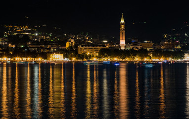 Obraz premium reflection of the city in the lake