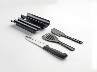 Fototapeta premium Kit de dos apretadores con formas de media luna y corazón, junto a dos espátulas y un chuchillo