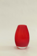 Um pequeno vaso de decoração de cor vermelha