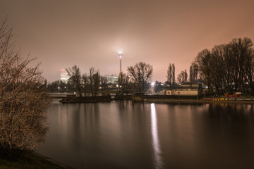 Alte Donau in Wien bei Nebel und Nacht