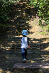 Fototapeta premium 子供 散策 山 キャンプ 危険