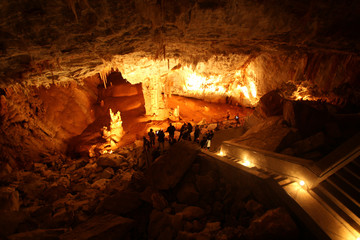 visiteurs du gouffre de cabrespine dans l'aude en france