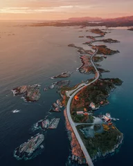 Foto op Plexiglas Atlantische weg Atlantic Ocean Road tijdens zonsondergang in Noorwegen