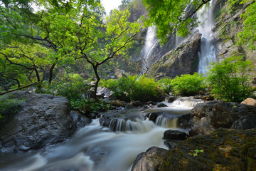 Fototapeta na wymiar Beautiful waterfalls in the green forests of norther Thailand. Great waterfalls in Klonglan National Park.