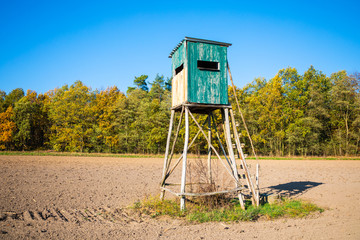 Hochsitz für Jäger in einem Feld freistehend