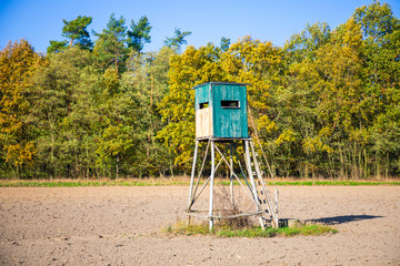 Hochsitz für Jäger in einem Feld freistehend