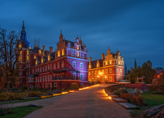 Naklejka premium Malowniczy nocny pejzaż zamku Muskau w słynnym parku Muskau, Saksonia, Niemcy. Światowego Dziedzictwa UNESCO