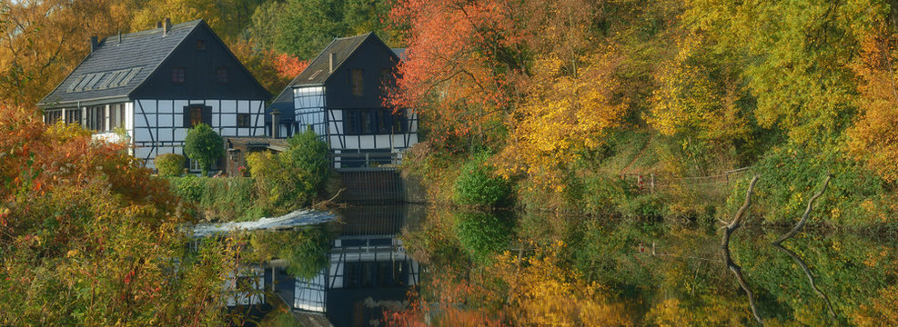 Herbst im Bergischen Land an der Wupper in Solingen am Wipperkotten,Nordrhein-Westfalen,Deutschland