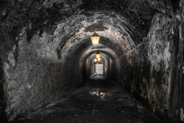 Fototapeta na wymiar Túnel iluminado bajo la fortaleza de Coburg en Baviera, Alemania