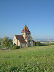 Fototapeta na wymiar die Kreuzkapelle auf dem Wissberg im Weinanbaugebiet Rheinhessen bei Gau-Bickelheim,Rheinland-Pfalz,Deutschland