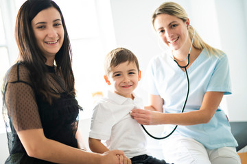 Obraz premium A cute Child Patient Visiting Doctor's Office