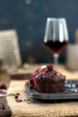 Magdalena de chocolate y fresa con copa de vino