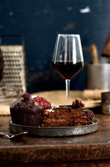 Plato rústico con muffin y copa de vino