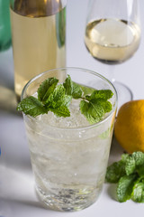 Rebujito de vino con hierbabuena