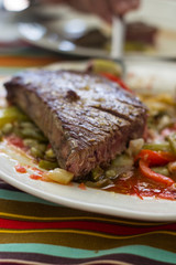 Lomo de atún con verduras asadas