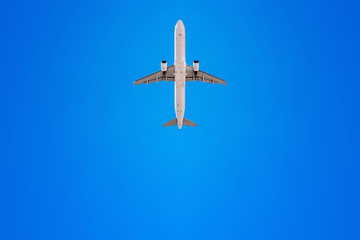 Fototapeta premium airplane flies into a perfect blue sky