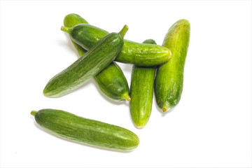mehrere Gurken auf weissem Hintergrund