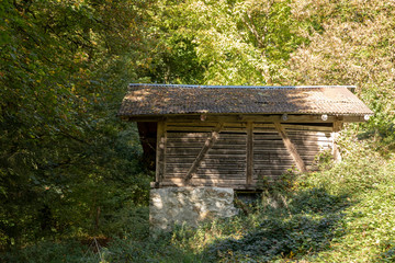 Holzschuppen auf einer Bergwiese in Gsteigwiler Schweiz