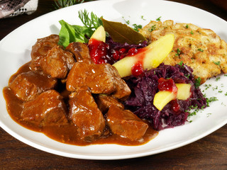 Rehragout mit Rotkohl und Preiselbeeren