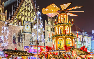 Obraz premium Ornamented for Christmas celebration Christmas Market on central square of old city Wroclaw in Poland. Traditional European traditions for Christmas and New Year background.