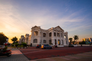 Obraz premium sunrise scenery at Ipoh Town,Malaysia. soft focus,blur due to long exposre. visible noise due to high ISO.