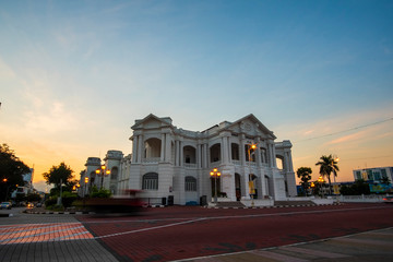 Obraz premium sunrise scenery at Ipoh Town,Malaysia. soft focus,blur due to long exposre. visible noise due to high ISO.