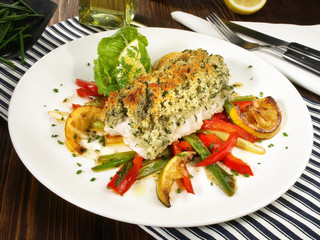 Fischfilet mit Kräuterkruste auf Gemüse
