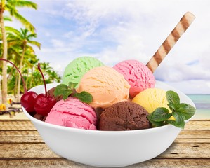 Ice cream scoops in bowl with wafer