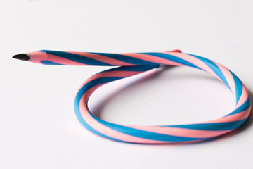 Fototapeta premium Elastyczny ołówek. Na białym tle Selektywna ostrość