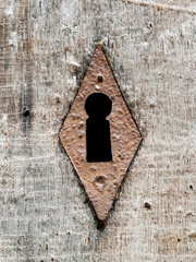 Serrure ancienne sur porte en bois