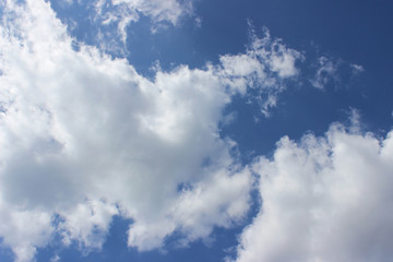 Obraz premium White puffy clouds deep blue sky sun formation composition moving fast