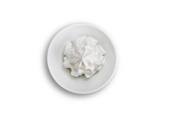 Panna montata su piatto bianco