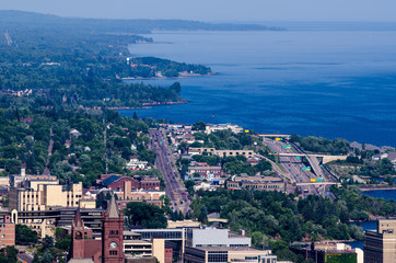 Obraz premium Hazy aerial view of Duluth Minnesota harbor on a sunny summer day