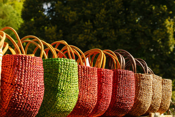 bunte Korbtaschen