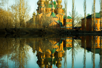 озеро у церкви