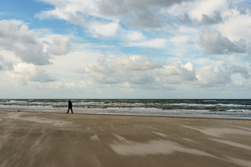 einsamer mann am Strand