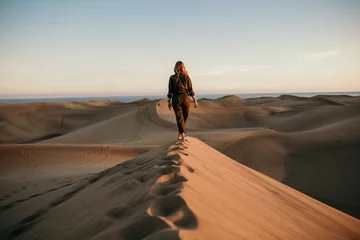 Abwaschbare Fototapete Marokko Wüstenfliegerfrau
