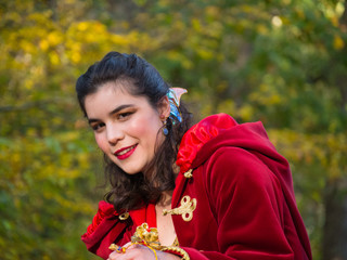 Jeune elfe souriante