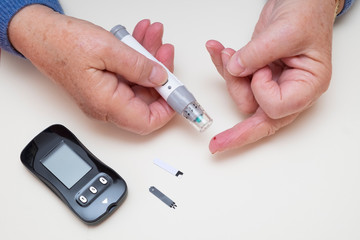 Diabetes type 2 home monitoring using finger prick blood test