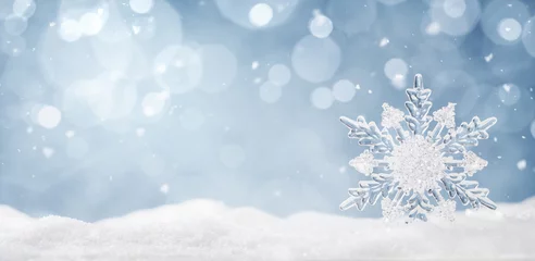 Foto op Plexiglas anti-reflex Winter Winterachtergrond, ijskristal sneeuwvlok in de sneeuw met kopieerruimte
