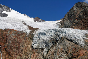 Gletscher und Berge rund um das Ötztal der Tiroler Alpen 